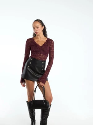 Spetstopp röd - Säljer denna fina spetstopp i röd från New Yorker (AMISU). Använd några fåtal gånger, köpt för 120 kr i butik. Storleken är M, den skiljer inte så mycket från L💗 