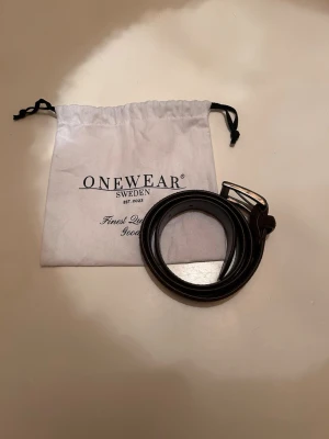 Onewear mockabälte  - Snyggt och stilrent mockabälte från ONEWEAR Sweden. Det är i mycket bra skick. Säljer den då för att den är för liten. 