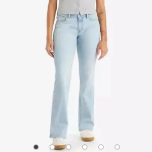 Ljusblå low waist bootcut jeans - Snygga ljusblå jeans från Levis💓 de är low waisted och bootcut, inte använda så helt som nya💓💓