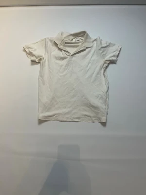 Vit piké från Selected Homme - Säljer en klassisk vit pikétröja från Selected Homme i storlek L. Tröjan har korta ärmar, krage och knappar vid halsen. Materialet är mjuk bomull och färgen är helt vit. Perfekt för en clean och enkel stil.