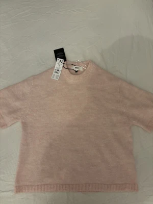 Rosa stickad tröja - Rosa stickad t shirt från gina, aldrig använd, prislapp kvar. Storlek Xs, nypris 299. 
