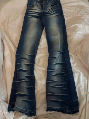 tie dye jeans - skit snygga, strå ingen storlek men passar mig som är w25