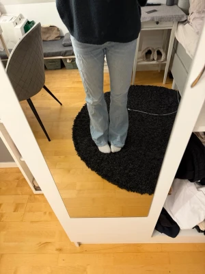 Ljusblå bootcut jeans  - Säljer dessa ljusblå jeans eftersom de är för stora, de är lite skrynkliga på bilderna då de är nytvättade❤️