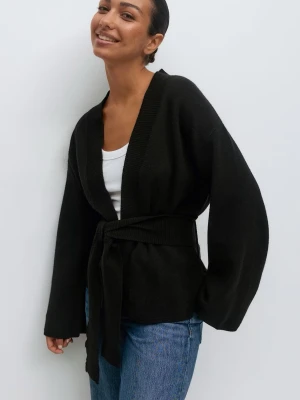 Svart kofta med knyt från Gina Tricot - Svart kofta från Gina Tricot med breda ärmar och knytband i midjan, aldrig använd. Helt slutsåld och väldigt efterfrågad🩷