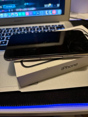 iPhone 11 Pro - iPhone 11 Pro med 3 kameror. Skärmen har synliga sprickor och baksidan är kraftigt skadad med trasigt glas och synliga innandömen. Sidorna visar slitage. Säljs i befintligt skick, perfekt för reservdelar eller reparation.