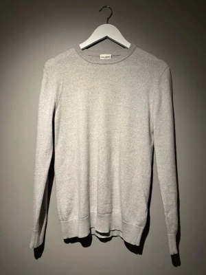 John Henric tröja - Säljer en grå 100% merinoull tröja från John Henric i storlek M. Har knappt använt den och den har inga tecken på användning. Hör av er om ni har frågor!