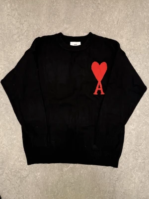 Ami Paris tröja  - Tja! Säljer denna riktigt stilrena Ami Paris tröjan i storlek S! Den är helt ny! Priset är ej hugget i sten! Tveka inte att kontakta vid frågor eller funderingar!