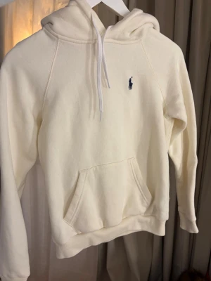 Ralph lauren hoodie vit - Vit (cream vit) hoodie från Ralph lauren i storlek XXS. Använd 1-2 gånger. Inte sliten och inga fläckar. Skickas såklart nytvättad. Nypris 2395kr. Pris kan sänkas vid snabb affär😊