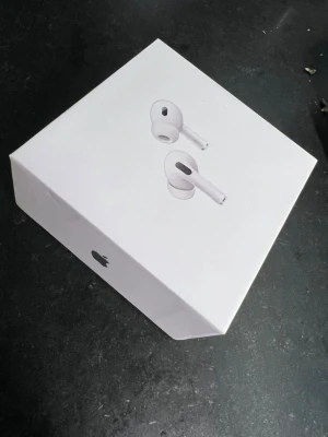 Apple AirPods Pro 2– NYA, oöppnad förpackning - Säljer Apple AirPods Pro 2 (INTE ÄKTA) i helt ny och oöppnad originalförpackning.  MAX KVALITET ✔️ Alla funktioner finns och fungerar perfekt med iPhone ✔️ Aktiv brusreducering, transparensläge, Spatial Audio ✔️ Automatisk parkoppling, Siri-stöd ✔️ MagSafe & trådlös laddning ✔️ Upp till 30 timmars batteritid med fodral ✔️ Find My-stöd  📦 Komplett i kartong – allt medföljer. Perfekt som present eller till dig som vill ha nya AirPods! Om du ör inte nöjd så kan du skicka de tillbaka och få återbetalning.