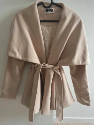 Kappa/jacka/kort trench - Superfin kortare kappa! Mycket bra skick men har några knappt tydliga fläckar på ärmarna som syns på bilderna. Kanske går bort i tvätt❤️