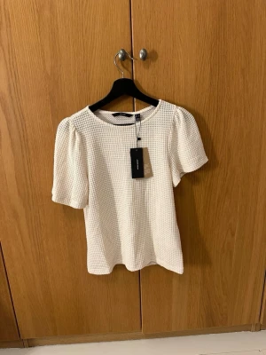 Tröja från vero moda  - Säljer en fin tröja från vero moda aldrig använd då den inte riktigt passade. Tveka inte att höra av er vid fler frågor 