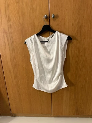 Jättefin vit blus från H&M  - Säljer en jättefin vit blus perfekt till lite ”festligare” tillfällen. Storlek 36 från H&M