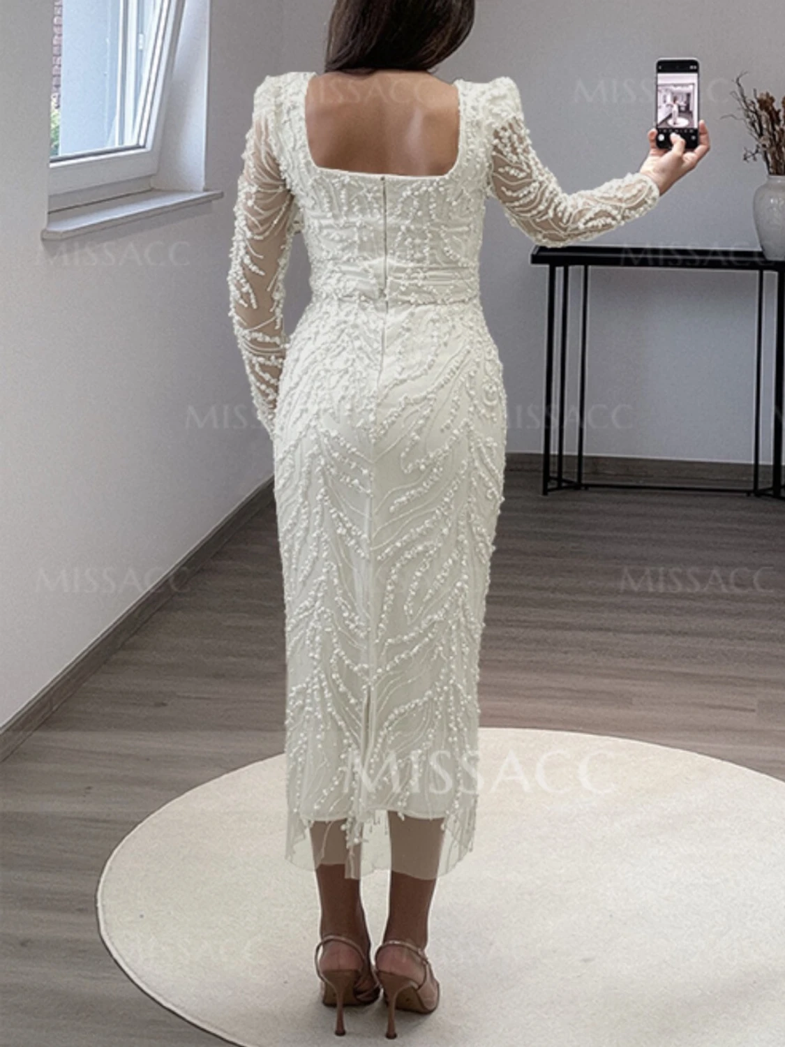 Vit långklänning med pärldetaljer