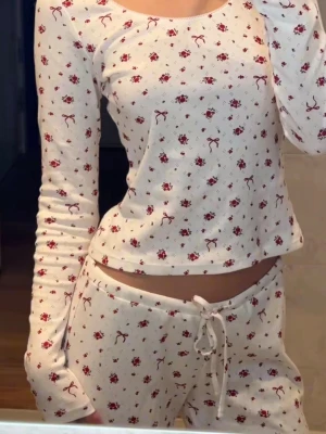 Pyjamas set Nelly - Säljer detta så gulliga pyjamas set från nelly, använd få gånger och i bra skick💗