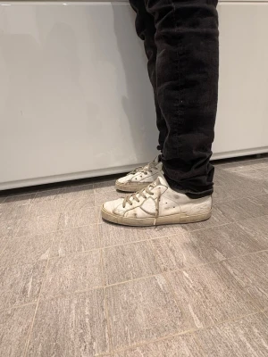 Philip model  - PRIS 200kr, SKICK 3/10. Kommer me DUST BAG. Går o fixa hos skomakare. Perfekt för den som RESELLAR.                                                                                                  på en sko är snöret sönder. Limet och nåra stygnen har gått bort/sönder, flera creases och insulorna är borta Alla defekter som jag hitta är på bilderna.  