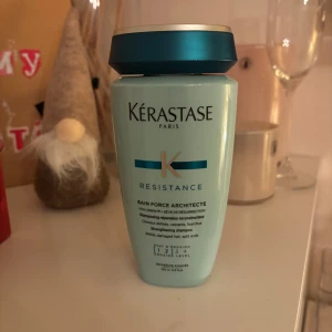 Kérastase Resistance Bain Force Architecte - Kérastase Resistance Bain Force Architecte är ett stärkande schampo för skadat och slitet hår. Flaskan är ljusblå med ett mörkblått lock och rymmer 250 ml. Perfekt för dig som vill ge håret extra vård och motverka kluvna toppar.