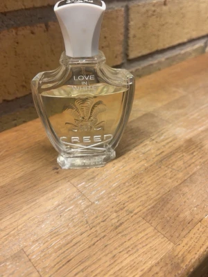 Creed Love In White For Summer - Lyxig parfym från Creed, Love In White For Summer EdP. Flaskan innehåller 75 ml. Perfekt för dig som vill ha något exklusivt och stilrent i din samling.