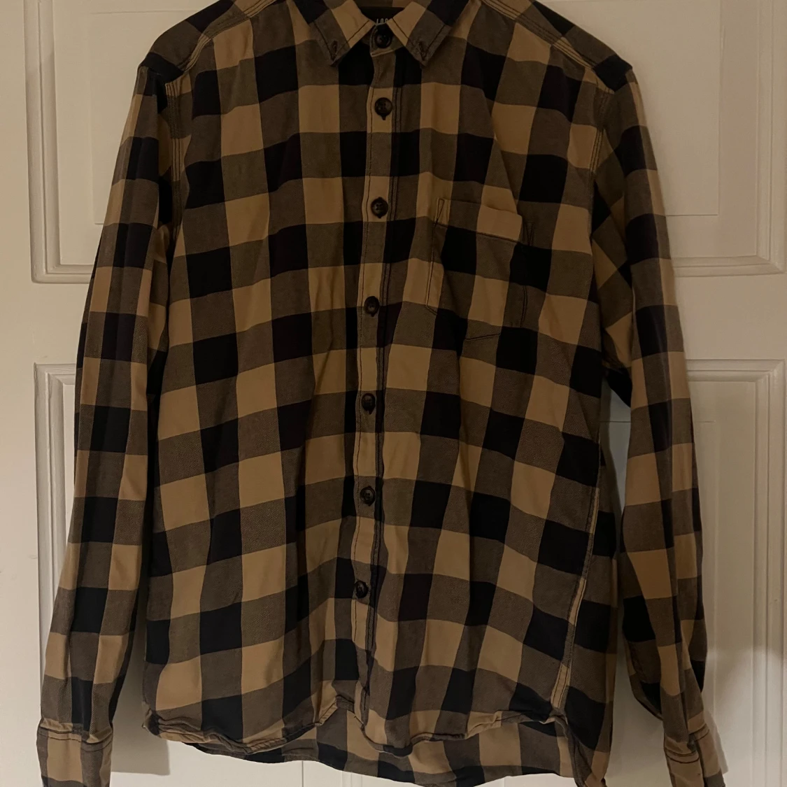 Rutig beige och svart skjorta