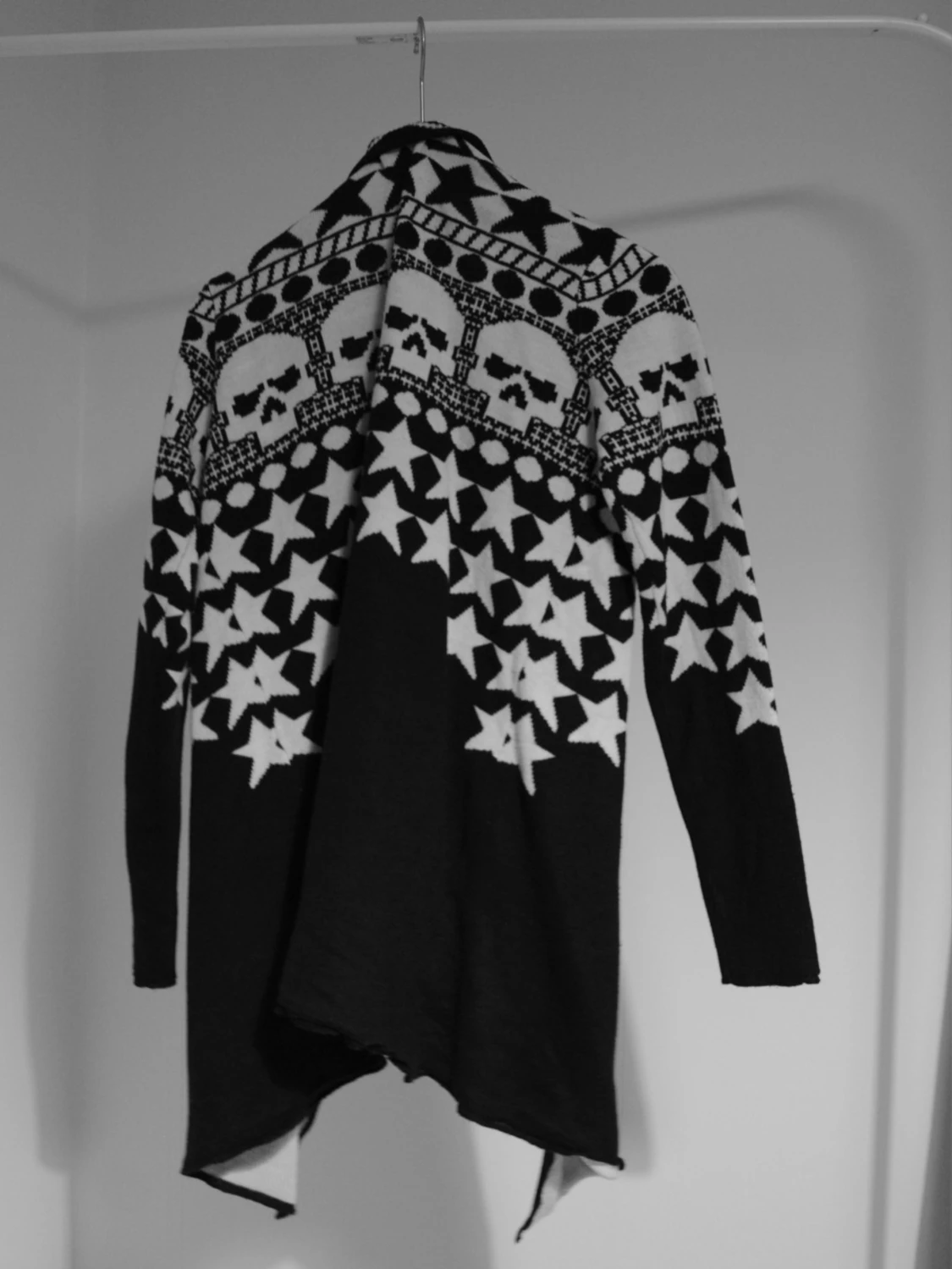 Svartvit knapplös cardigan med döskallar och stjärnor - 1