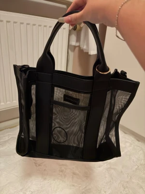 Svart handväska  - Väldigt söt väskan! Använd några gånger. 