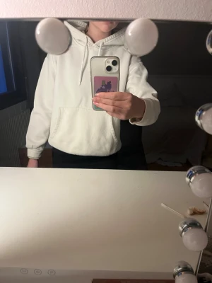 Vit hoodie - Vet inte märket skriv för mer info