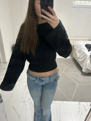 Snygg svart topp  - Säljer en väldigt snygg svart topp från kommer inte till användning därför säljer jag den bilden är är lånad 😊