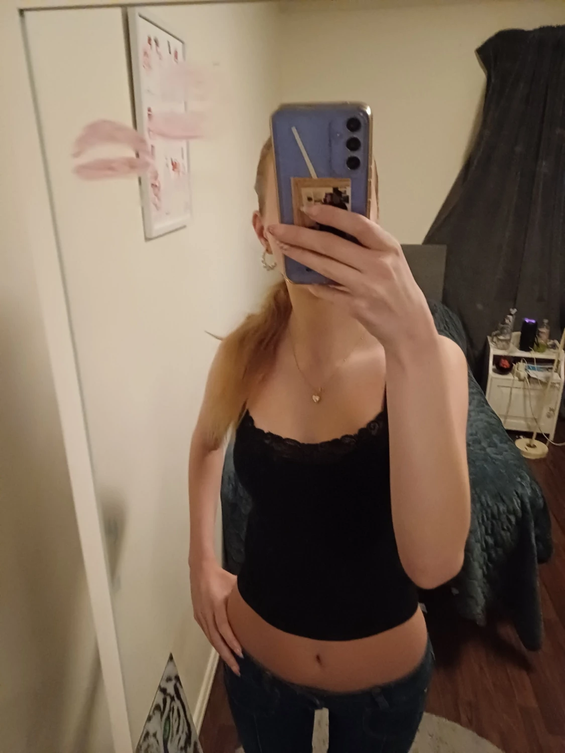 Svart linnetopp med spetskant