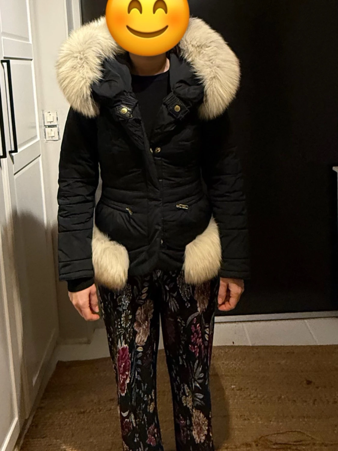 Svart pufferjacka med päls från AmoreSS