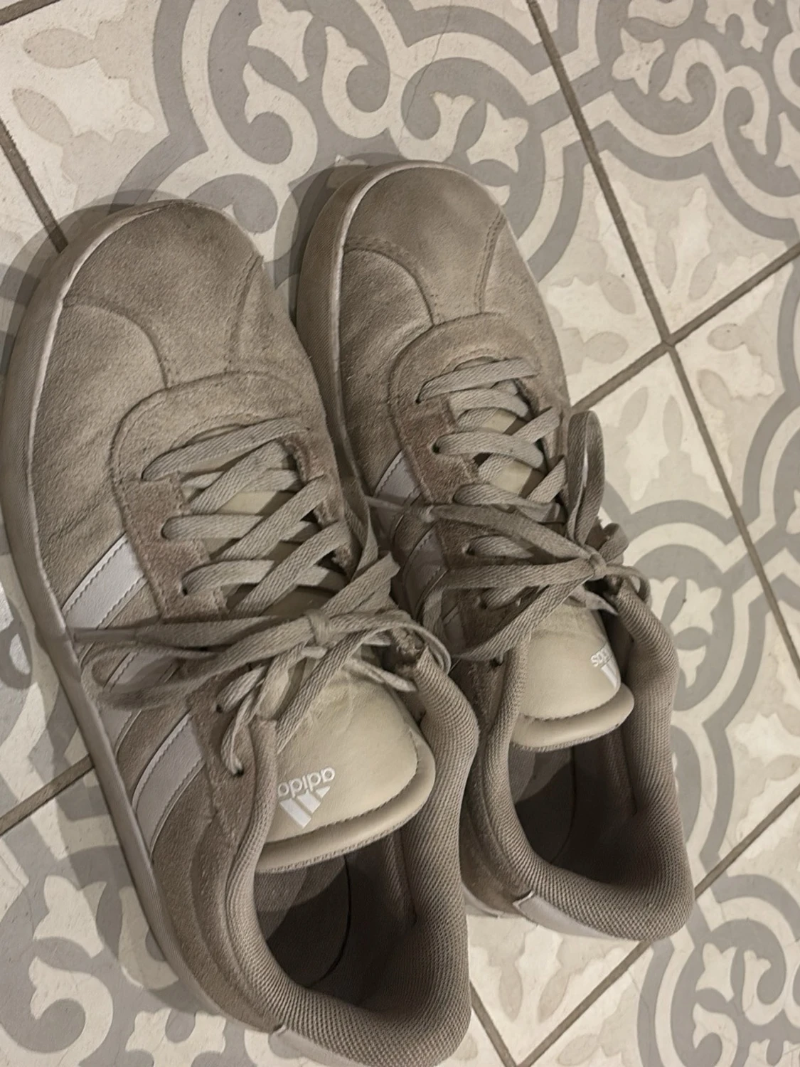 Beige Adidas sneakers med mocka