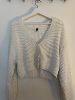 Vit stickad kofta Hm - En mysig vit/krämvit stickad kofta i storlek S, använd ett fåtal gånger. Mycket bra skick 