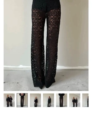 Svarta vida spetsbyxor - Säljer ett par svarta byxor i transparent spets med blommigt mönster. Från design by si. Ny skick förutom att det är två håll längst ner i de ena byxbenet men som man inte alls tänker på , hör av er för mer bilder💖säljer lite dyrare då xs är helt slutsålt