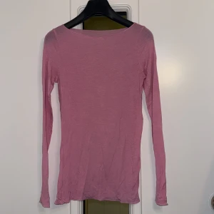 Rosa långärmad topp - Säljer min intimissmi tröja i storlek S . Toppen har en rundad hals och är figurnära i passformen, perfekt att styla med jeans eller kjol. Färgen är mjukt rosa och materialet känns lätt mot huden. Har bara använts två gånger.