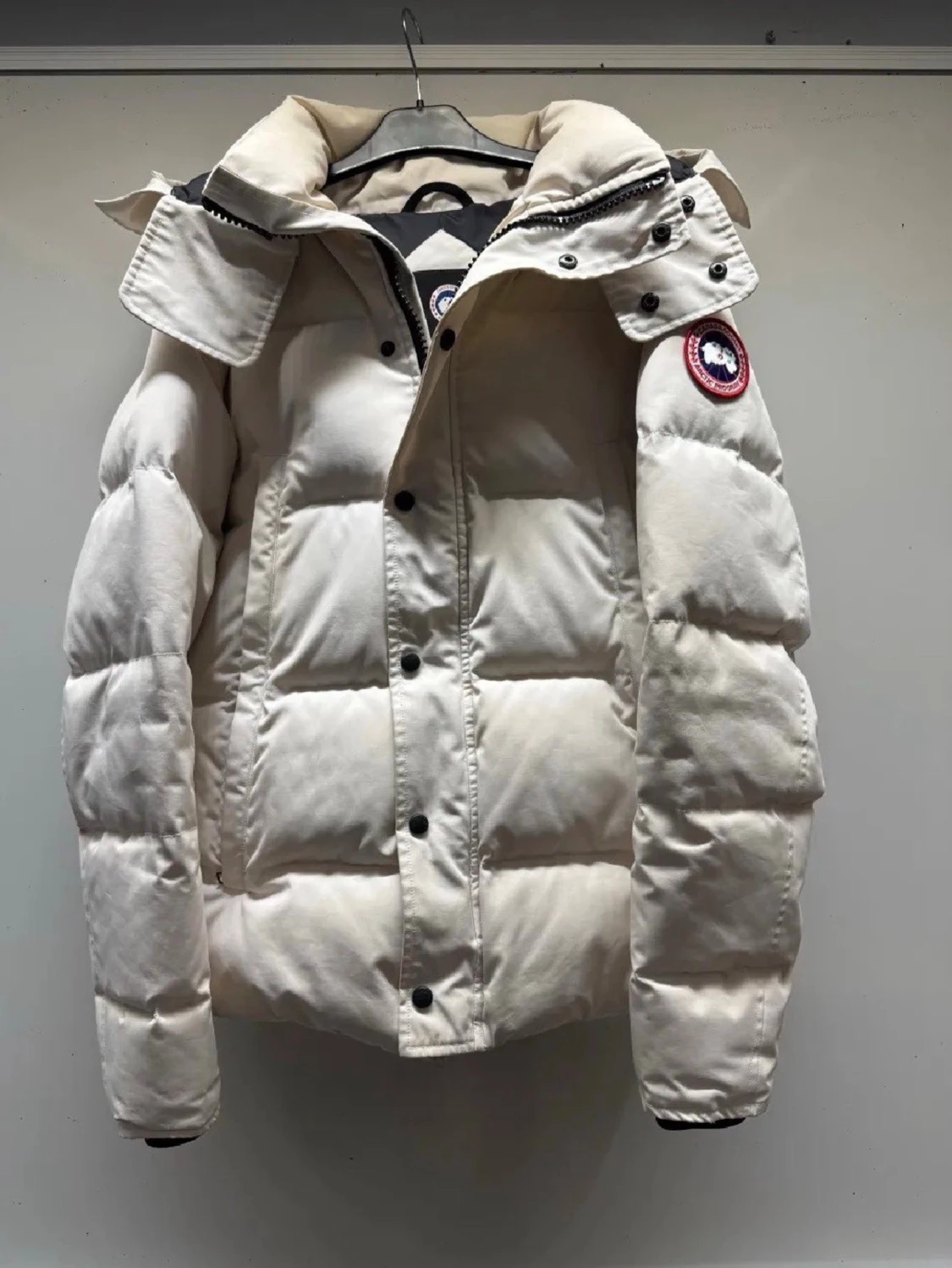 Vit pufferjacka från Canada Goose