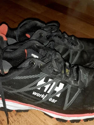 Svarta Helly Hansen sneakers strl 39 - Säljer ett par helt nya och oanvända arbetsskor från Helly Hansen, modell Chelsea Evolution. Skorna är aldrig använda och i nyskick. Chelsea Evolution är kända för sin höga komfort, låga vikt och slitstyrka – perfekta för arbete inom bygg, industri eller lager. Detaljer: Märke: Helly Hansen Modell: Chelsea Evolution Skick: Nya / Oanvända Storlek: 39