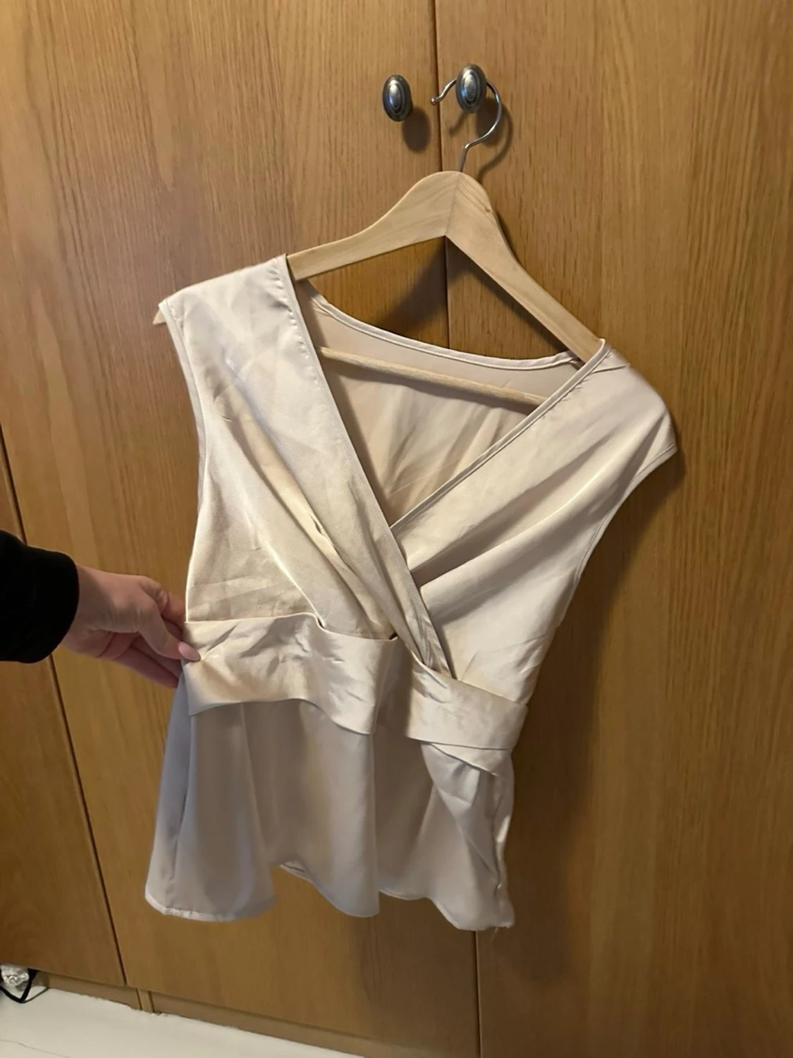 Champagnefärgad omlottopp i satin - 1