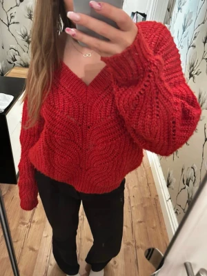 Röd stickad tröja med v-ringning - Säljer en röd stickad tröja från Vero Moda, går att ha åt båda hållen, knappt använd