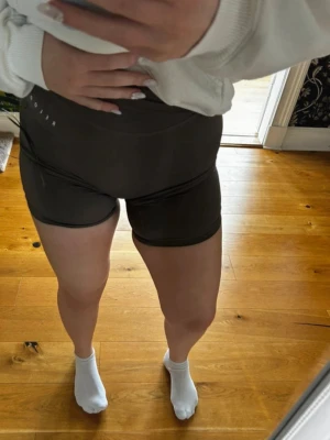 Bruna träningsshorts - Säljer ett par bruna Mercy shorts från Relode, knappt använda
