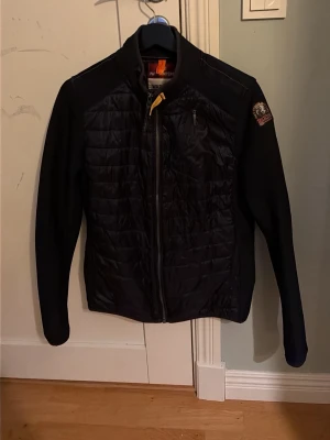 Parajumper cardigan xs - En stil ren cardigan i färgen mörkblå/svart den är i storlek xs och är väldigt snygg att bära i skolan eller på stan. Priset kan diskuteras om man vill gå ner i pris.