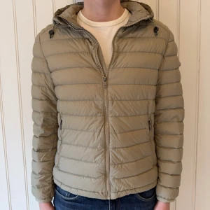 Massimo dutti dunjacka - Massimo dutti dunjacka | Storlek: L, passar mer M | Mycket bra skick | Modellen är 183 och väger ca 70 kg | Hör gärna av dig vid frågor och funderingar! 🤗