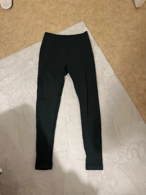 Mörkgröna leggings från Relode  - Snygga mörkgröna leggings från Relode i storlek small. De är helt nya endast testade, modell: prime scrunch