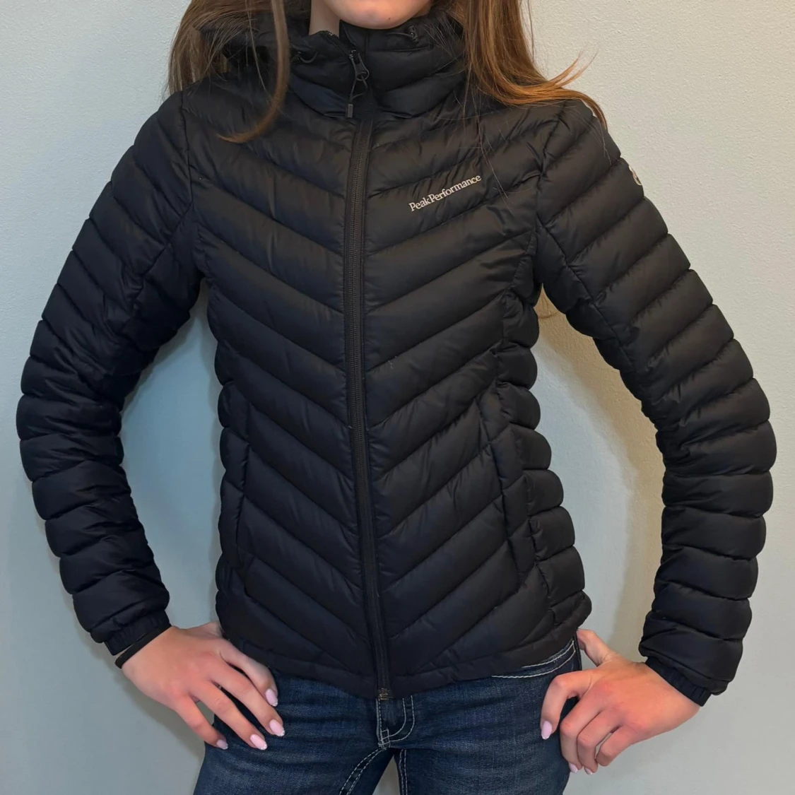 Svart dunjacka Peak Performance 