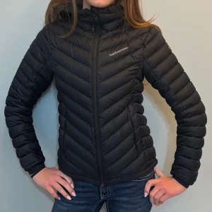 Svart dunjacka Peak Performance  - Säljer en svart dunjacka från Peak Performance i storlek XS.  Perfekt till hösten nu. Den är köpt för 3 195 kr och är nästan helt oanvänd. Skriv om ni har frågor mm. Har 2 stycken av samma jacka så finns en till på mitt konto. Det är mina bilder, inte från någon annons