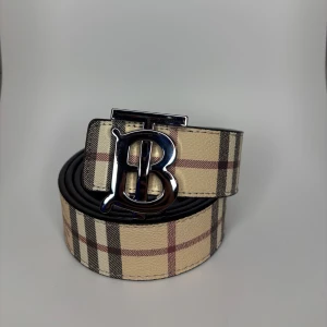 B bälte silver - Helt nya bälten hos oss, kommer bra packat och helt inplastad till dig!