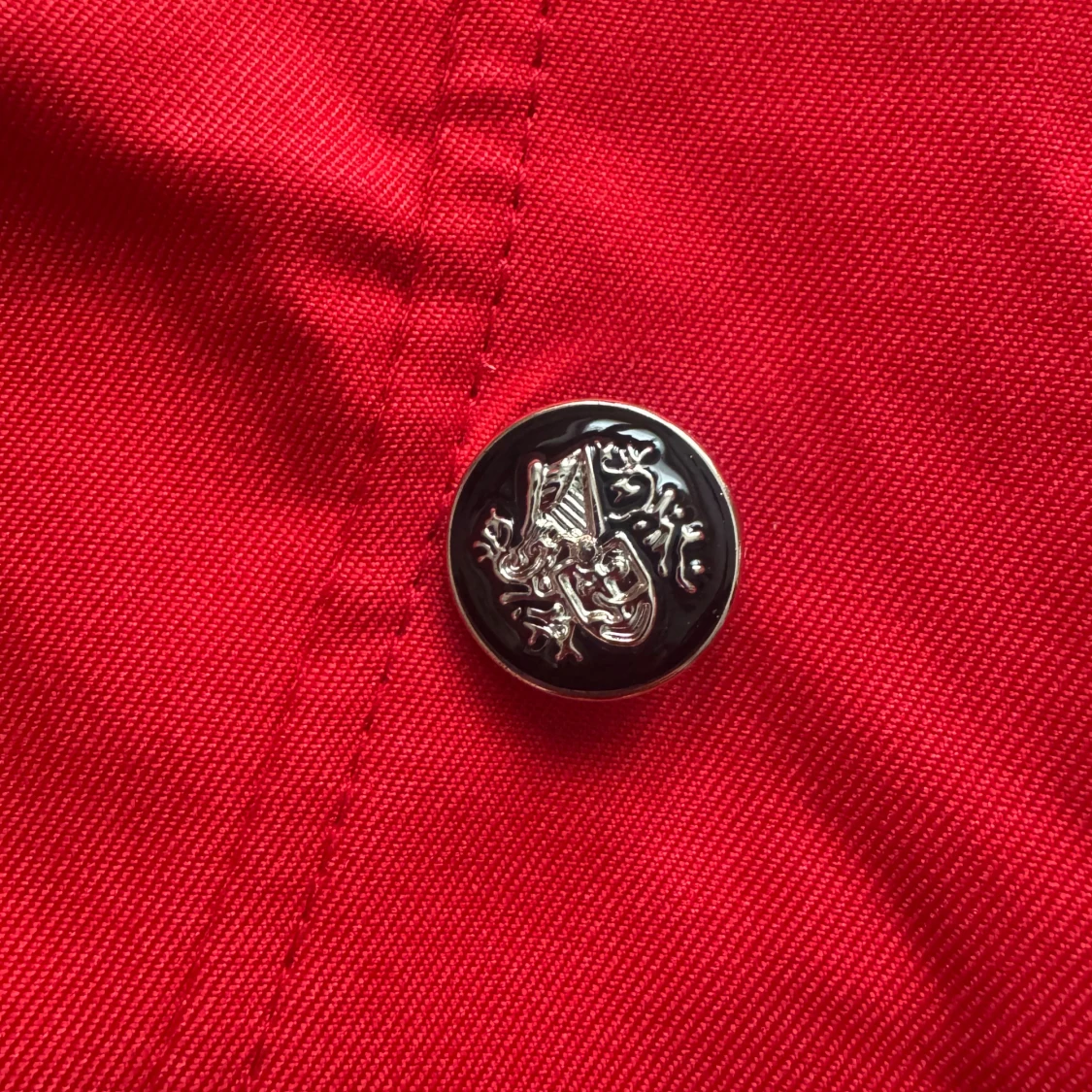 Röd skepparkavaj med dekorativa knappar - 2