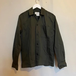 Mörkgrön Overshirt These Glory Days  - Säljer denna sjukt snygga Overshirten från These Glory Days⭐️ Färgen är mörkgrön och storleken är M✅ Den har inga defekter och skicket är utomordentligt🙌🤝 Sjukt najs passform och passar perfekt till hösten🍁🙌 Tveka inte på att höra av er dig vid minsta fråga eller fundering😊