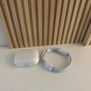 AirPods Pro - Apple AirPods Pro etui, i princip nyskick med usb-c lightning oanvänd laddkabel. Laddningsfodralet visar endast mindre ytliga repor, däremot är hörlurarna sålda separat så bara skal kvar. Perfekt för trådlös musik och samtal med aktiv brusreducering🤍