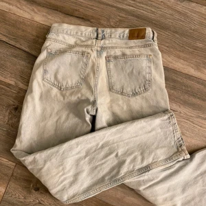 Ljusblå raka jeans  - Säljer ett par ljusblå jeans från Gina. Jeansen har en enkel och clean look som är lätt att matcha med olika stilar. Dom är lite slitna längst ner men inget som märks så mycket (se bild)