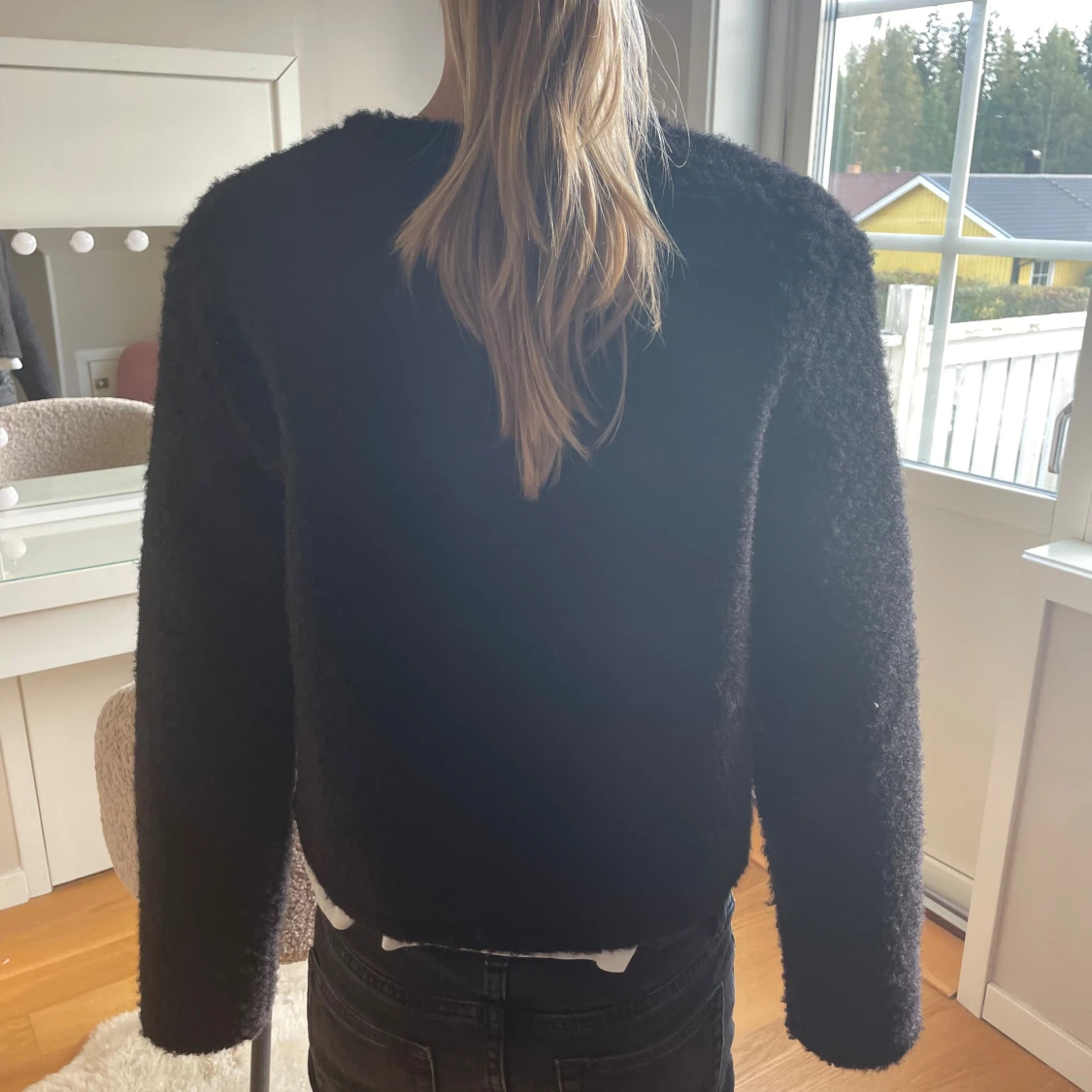 Svart kofta från H&M med guldknappar - 1