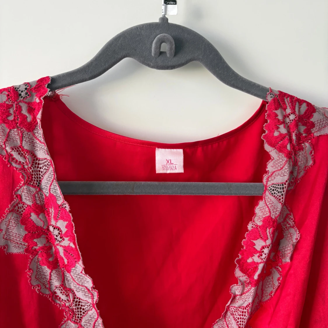 Röd kimono med spetsdetaljer - 3