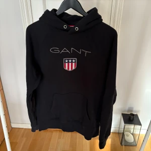 Svart hoodie Gant - Svart hoodie från Gant. 